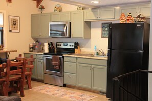 Geladeira, micro-ondas, fogão, cooktop