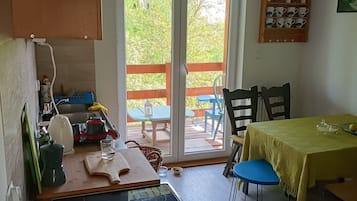 Frigorífico, horno, cafetera o tetera y hervidor eléctrico