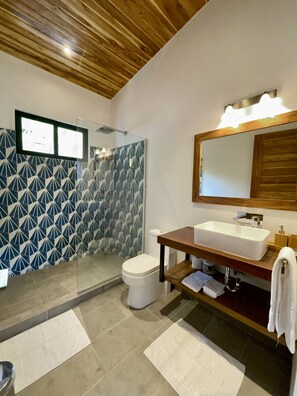 Shower, towels - La Lolita close to the beach (Nosara)