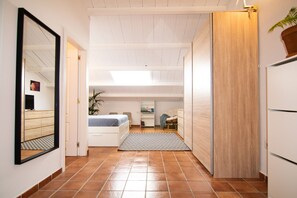 2 slaapkamers, een bureau, een strijkplank/strijkijzer, wifi