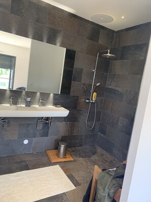 Shower, hair dryer, towels, soap - Charming villa in the Aix region (VENTABREN)