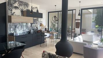 Télévision, cheminée