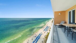 Ein Balkon mit Blick auf Strand und Meer.