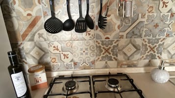 KĂŒhlschrank, Herdplatte, Kochgeschirr/Geschirr/Besteck, Esstisch