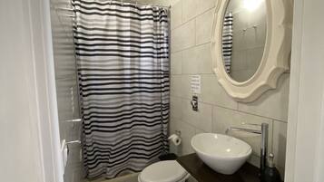 Badewanne, Whirlpool, Haartrockner, Handtücher