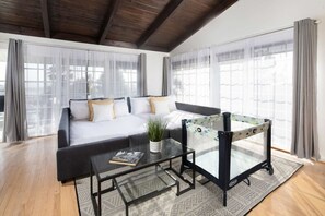 4 habitaciones, escritorio y tabla de planchar con plancha