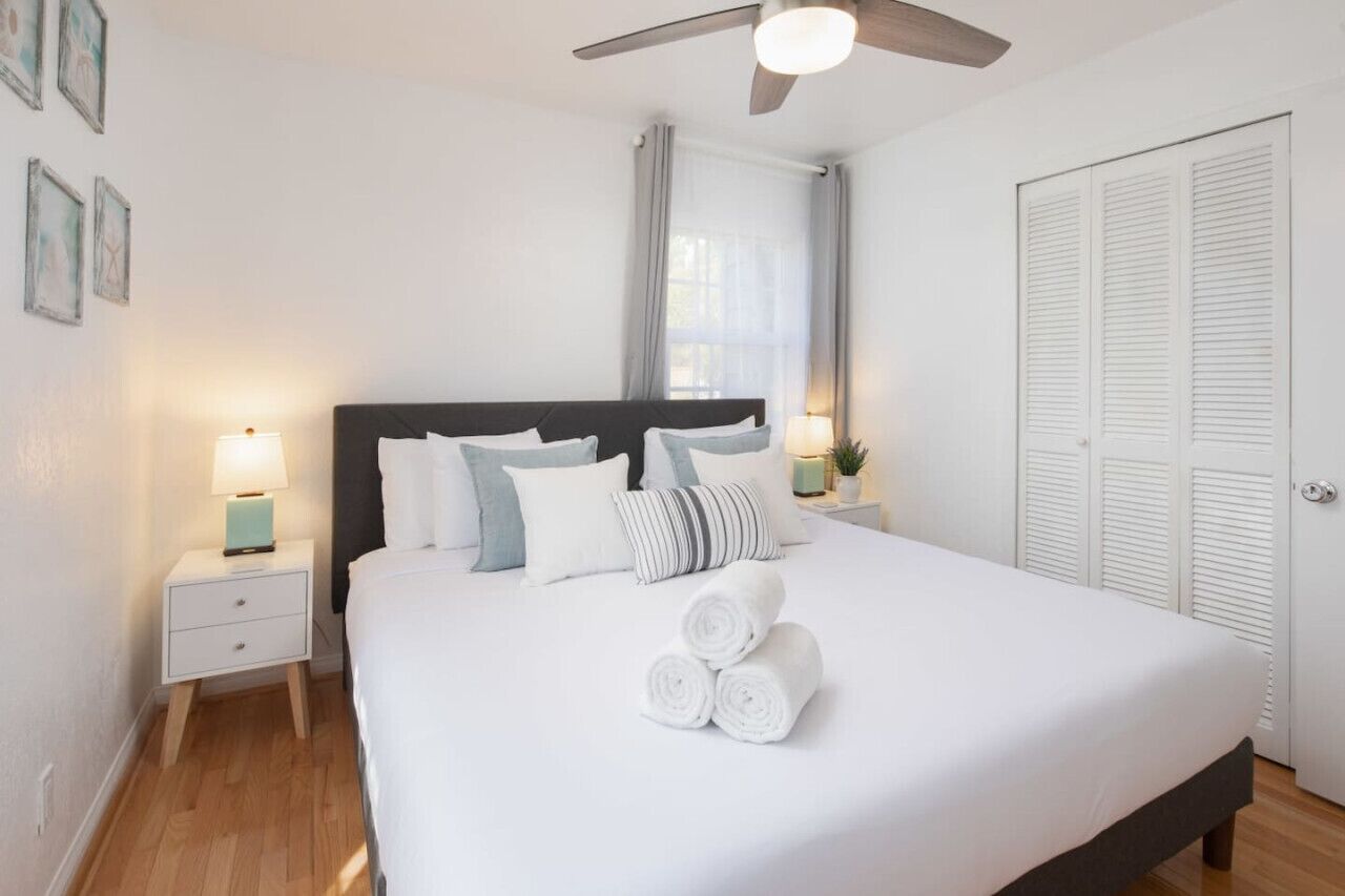 4 habitaciones, escritorio, tabla de planchar con plancha y wifi 