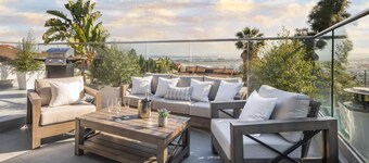 4 Bedroom 2 Bath with Ocean View, Hot Tub, Parking