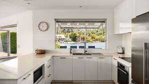 Fridge, microwave, oven, stovetop - 21 Wesley Crt Noosa Sound (Noosa Heads)
