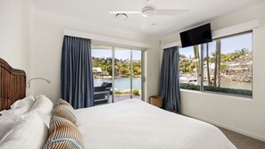 4 bedrooms, iron/ironing board, free WiFi, bed sheets - 21 Wesley Crt Noosa Sound (Noosa Heads)