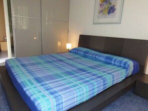 2 soverom, safe på rommet og sengetøy