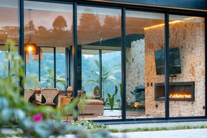 Outdoor dining - Luxury House next to Guatapé reservoir wtih Jacuzzi and tennis court (Peñol)