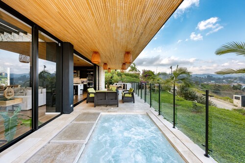 Luxury House next to Guatapé reservoir wtih Jacuzzi and tennis court