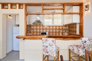 Réfrigérateur, four à micro-ondes, un four, surface de cuisson