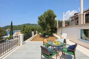 Unclassified image, 3 of 52, button