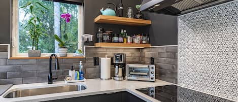 Refrigerador, microondas, placa de cocina, cafetera/tetera