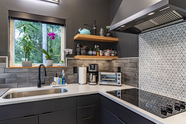 Geladeira, micro-ondas, cooktop, cafeteira/chaleira