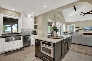 Køleskab, mikrobølgeovn, ovn, kogeplade