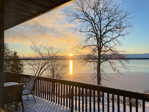 Cozy lakeside cottage with breathtaking views & amazing fishing 