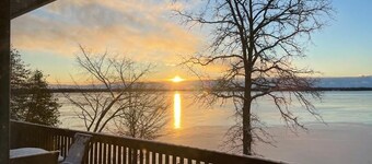 Cozy lakeside cottage with breathtaking views & amazing fishing 