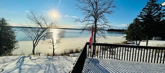 Cozy lakeside cottage with breathtaking views & amazing fishing
