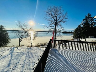 Cozy lakeside cottage with breathtaking views & amazing fishing