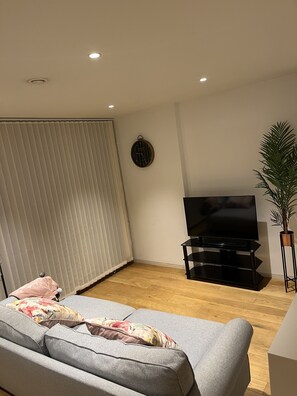 Smart TV - Beautiful 2 bed Flat in Finchley Road, Camden (London)
