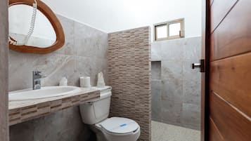 Family Quadruple Room, 1 Bedroom | Bathroom | Shower, towels