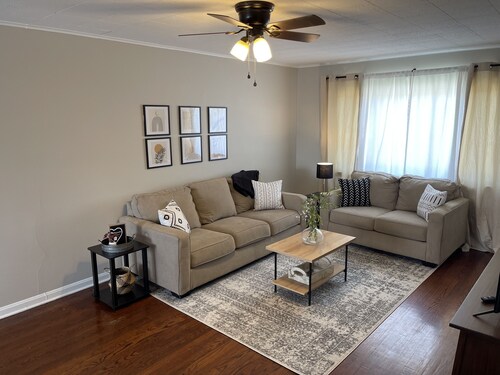 Cozy 2 Bedroom Unit Minutes From Downtown Cincinnati!