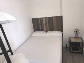 1 slaapkamer, een strijkplank/strijkijzer, reisbedje, gratis wifi