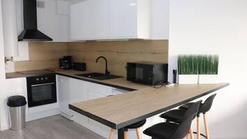 Réfrigérateur, micro-ondes, four, plaque de cuisson