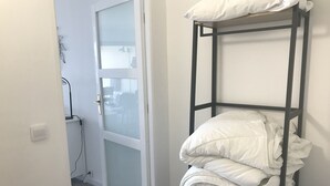 A room with a bunk bed, a white door with frosted glass, and a white wall. - Beautiful new 2-room apartment, Saint-Raphael golf course, close to beaches (Saint-raphael)
