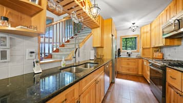 Geladeira, micro-ondas, fogão, cooktop