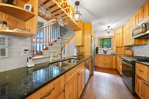 Fridge, microwave, oven, stovetop - STUNNING VIEWS!!! LUXURY MT VISTA LODGE CLOSE TO DOWNTOWN & HIGHLANDS (Franklin)