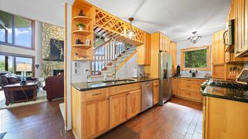 Geladeira, micro-ondas, fogão, cooktop