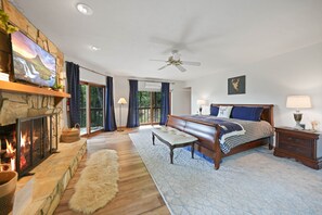 5 bedrooms, desk, iron/ironing board, travel crib