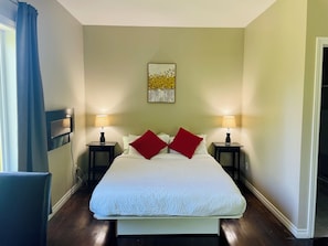 Habitació doble Comfort, 1 llit de matrimoni i sofà llit, vistes a la muntanya, al costat del llac | Wifi gratuïta i roba de llit 