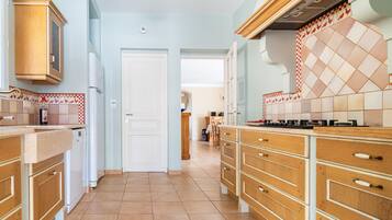 Réfrigérateur, micro-ondes, four, lave-vaisselle