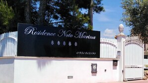 A sign for Residence Noto Marina with a contact number. - Hotel Residence Noto Marina e Spa (Noto)