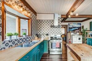 Casa Deluxe | Cocina privada | Frigorífico y cafetera o tetera