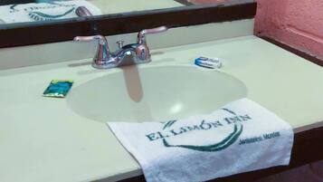 Habitación básica | Baño | Regadera y toallas