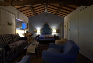 1 bedroom, desk, iron/ironing board, free WiFi - Once the olive depot - panoramic, WiFi, A/C, pool, garden, private parking. (Camaiore)