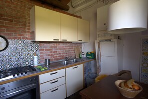 Kjøleskap, mikrobølgeovn, ovn og kaffetrakter/tekoker