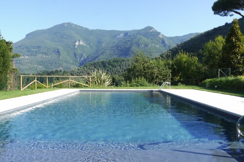 Einst das Olivenlager – Panoramablick, WLAN, A/C, Pool, Garten, Privatparkplatz.