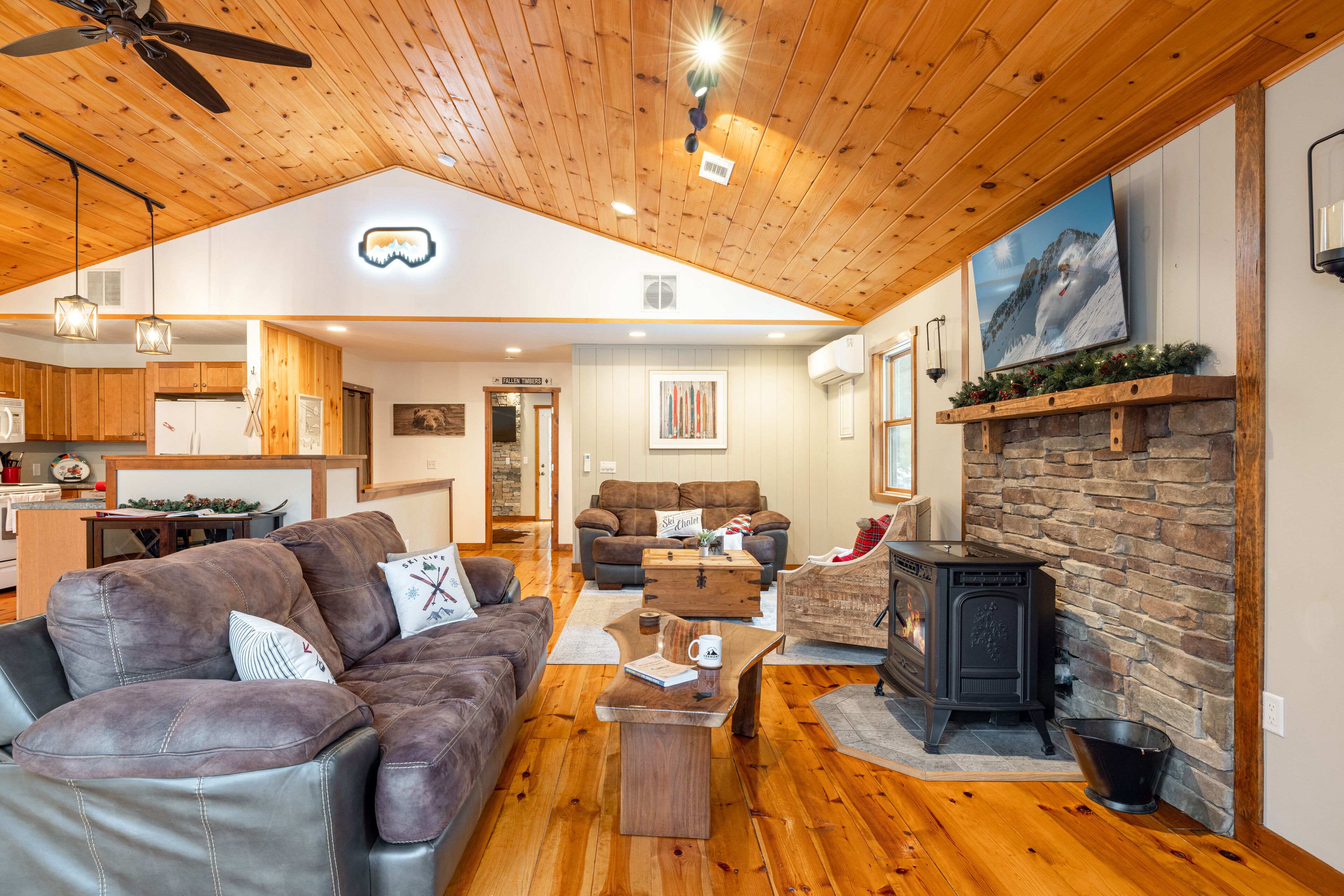 Smart-tv, een open haard, videospelletjes en boeken