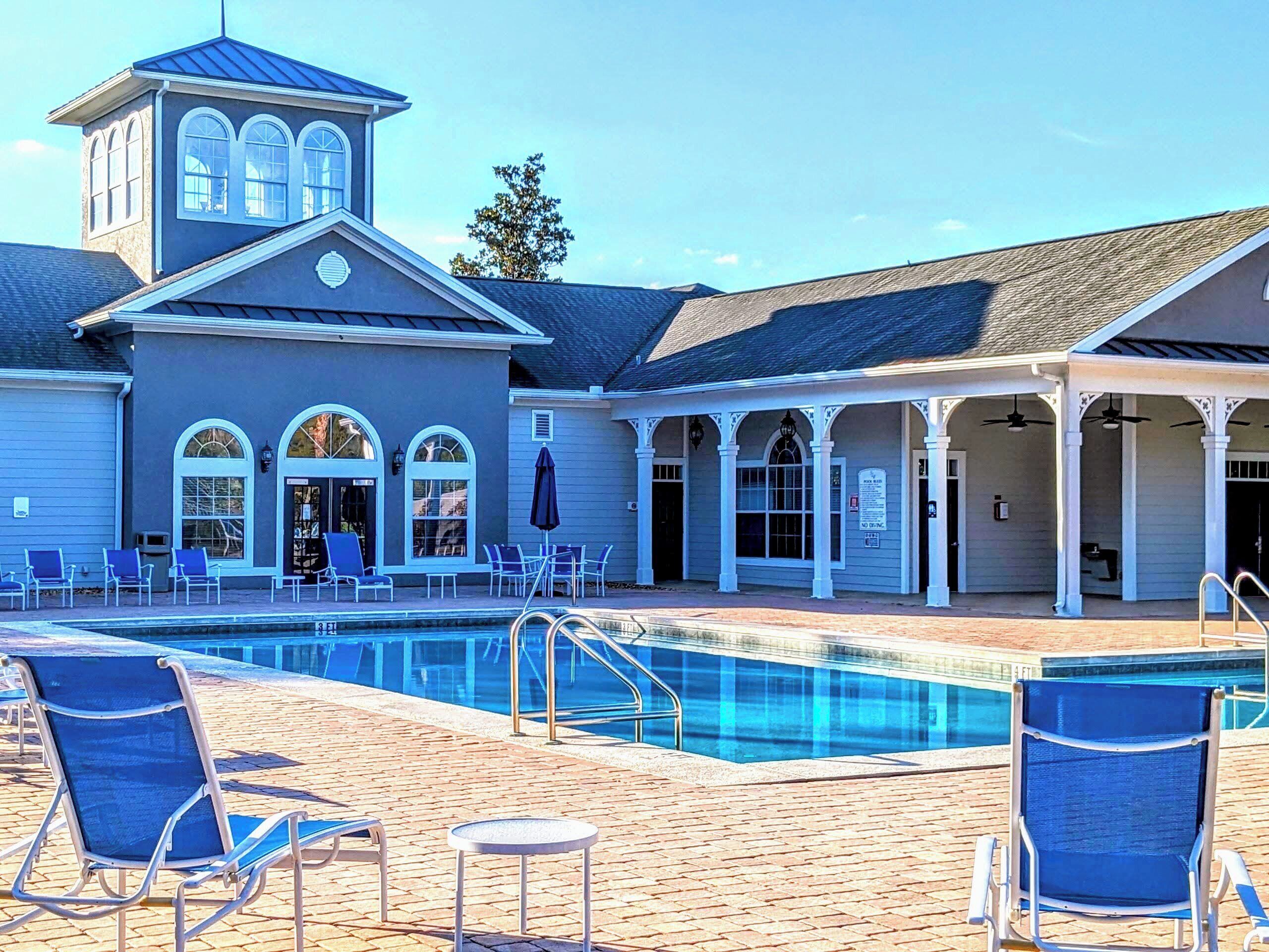 Ein Poolbereich mit Liegestühlen und einer überdachten Sitzecke.