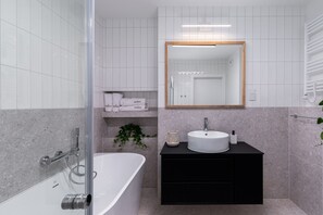ดีลักซ์อพาร์ทเมนท์, 1 ห้องนอน | ห้องน้ำ | ของใช้ในห้องน้ำระดับพรีเมียม, ไดร์เป่าผม, ผ้าเช็ดตัว, สบู่