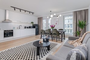 Departamento ejecutivo, 3 habitaciones | Área de sala de estar | Televisión LED, Netflix, películas con cargo y servicios de streaming