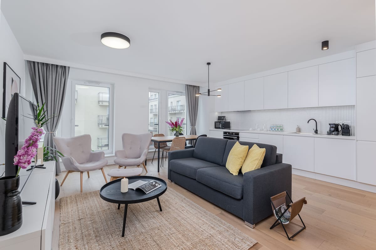 Un appartement moderne comprenant un salon, un coin repas et une cuisine.