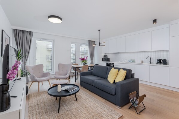 Executive-Apartment, 2 Schlafzimmer | Wohnbereich | 55-Zoll-LED-Fernseher mit Kabelempfang, Fernseher, Netflix